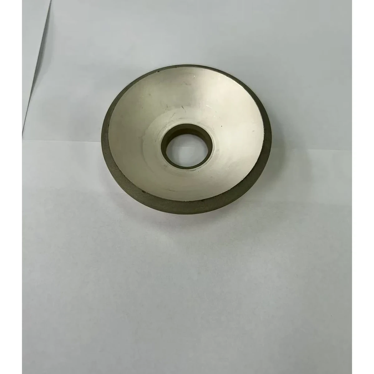 公差と感度確認用に手持ちで示した大径環状開口付き球面キャップ圧電セラミックス