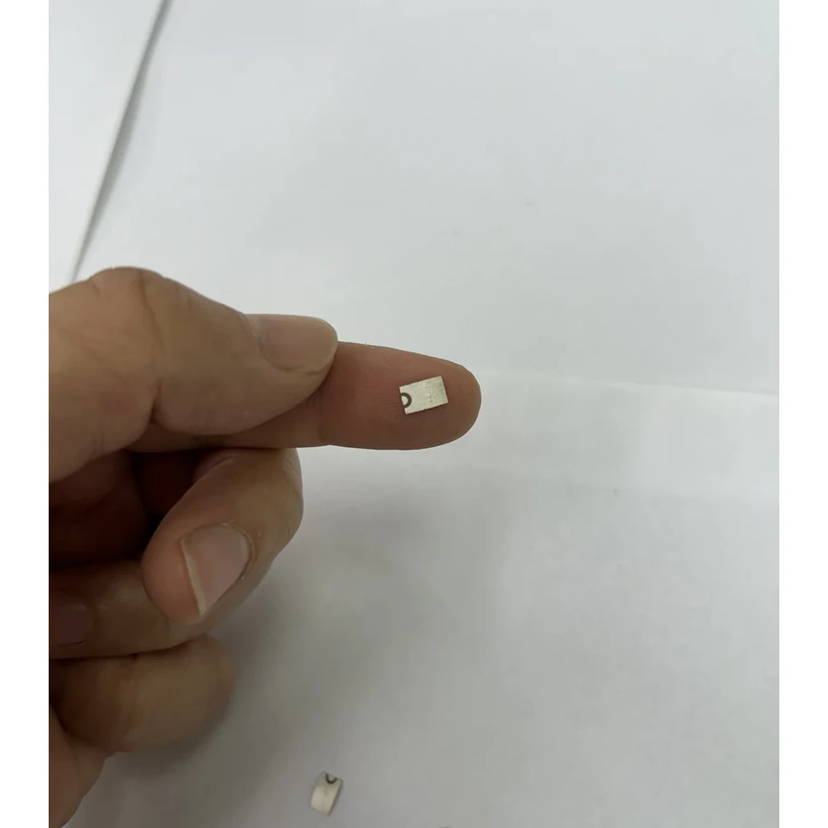 注意点とスクリーニング確認用の指先サイズ曲面圧電セグメント