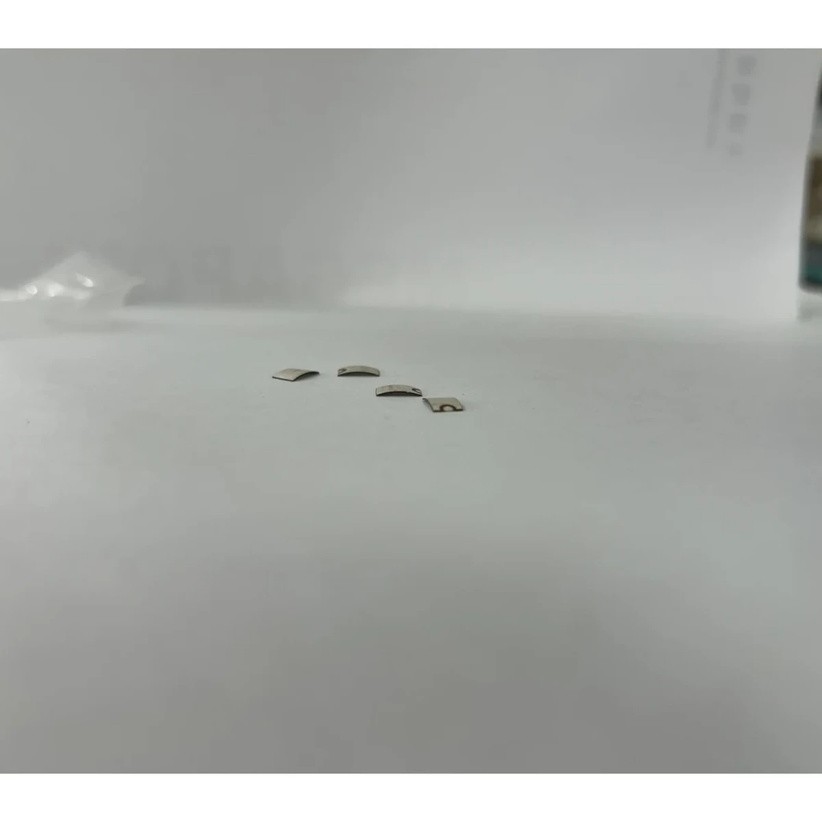 形状由来の割れや応力感度を示す小型曲面圧電セグメント