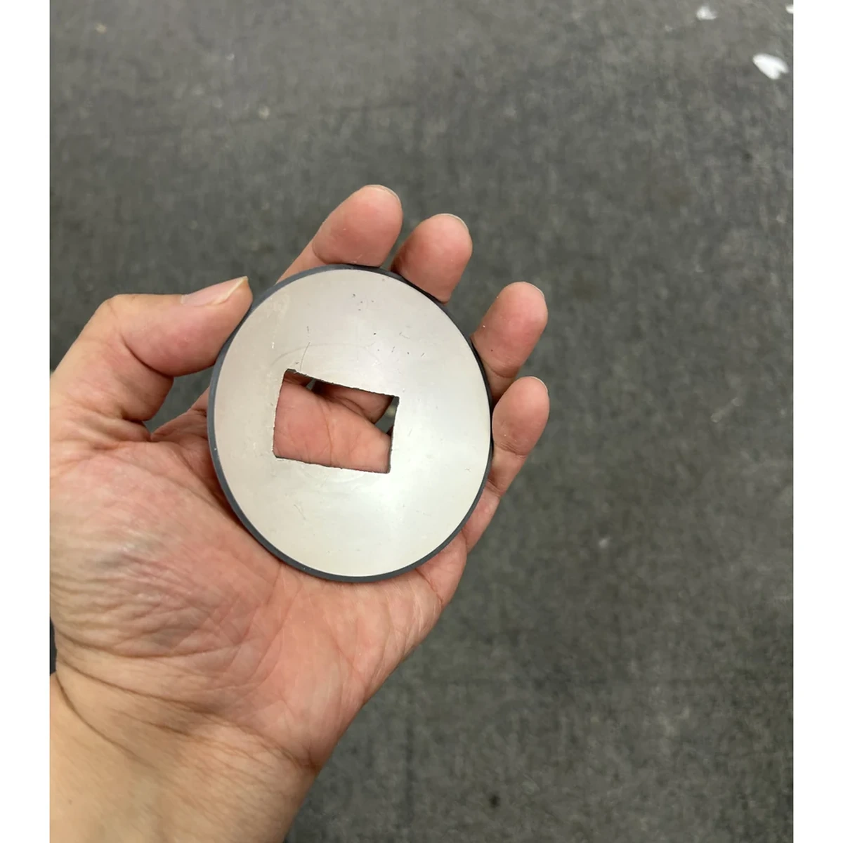 調達仕様確認用に手持ちで示した角穴付き球面キャップ圧電セラミックス