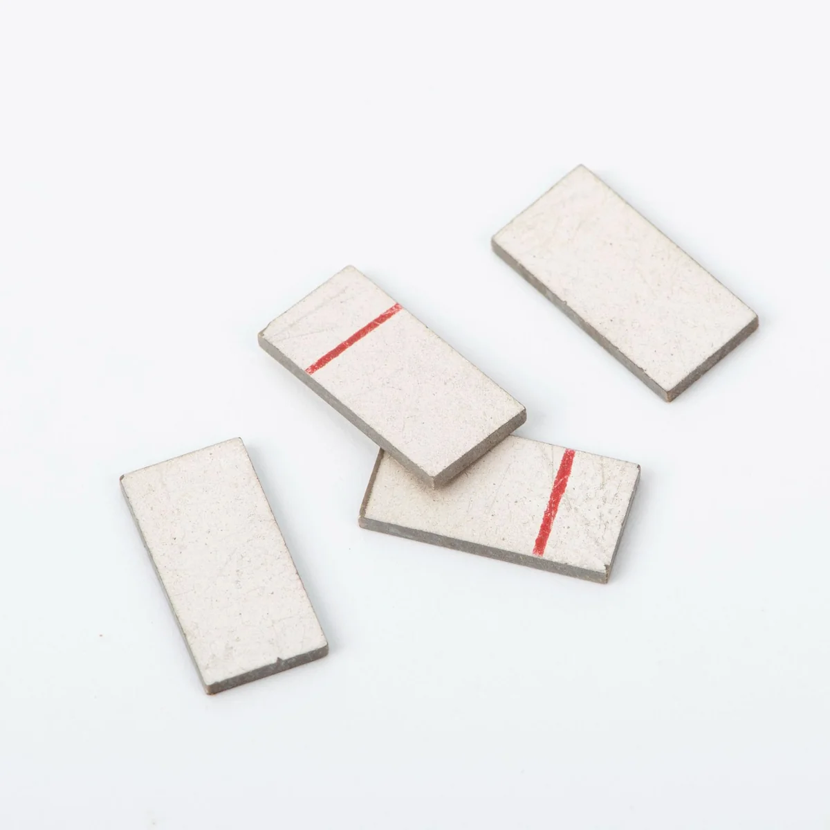 12 × 6 × 1 mm 繊維検出用セラミックプレートの全体写真