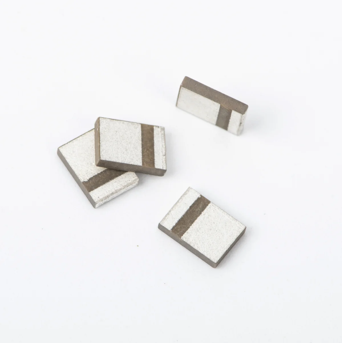6 × 4 × 1 mm 超音波セラミック素子の全体写真